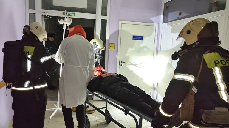 Из больницы №2 в Брянске пожарные «спасли» трёх пациентов и врача