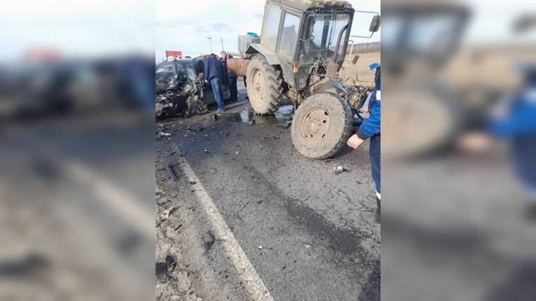 В Жирятинском районе легковушку смяло после столкновения с трактором
