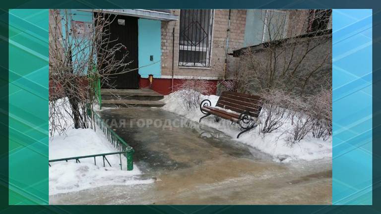В Бежицком районе Брянска управляющие компании устраняют последствия ледяного дождя