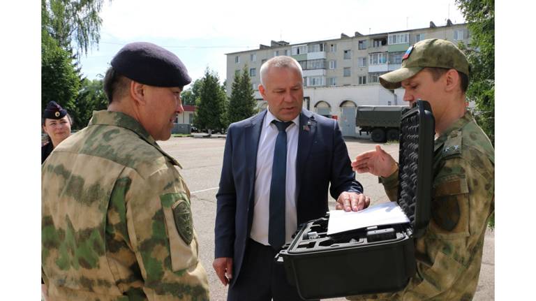 Спикер Брянской облдумы Валентин Суббот передал спецтехнику росгвардейцам