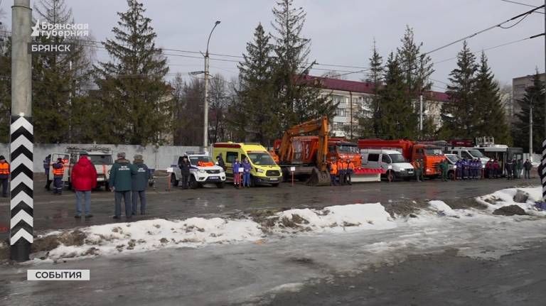 В Брянске провели смотр готовности сил и средств МЧС к половодью (ВИДЕО)