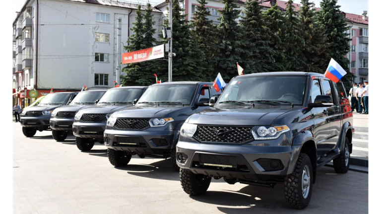 В Брянске пограничникам вручили ключи от 10 автомобилей