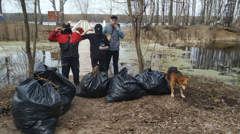 В Брянске активисты собрали и вывезли пять мешков мусора с пляжа «Молодежный»