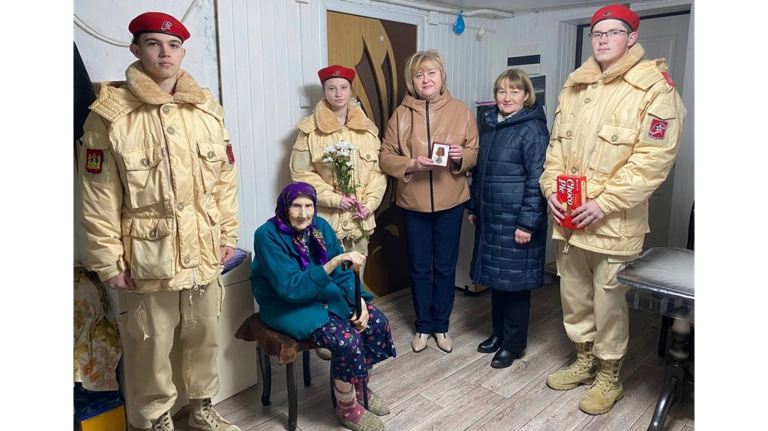 Унечским труженицам тыла вручили медали в честь 80-летия Великой Победы