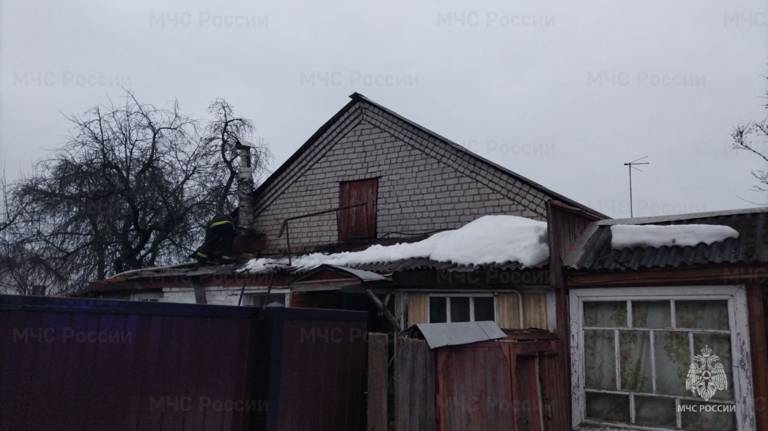 В Брянске загорелась пристройка к частному дому по улице Костычева