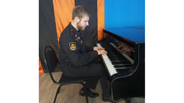 Брянский боец СВО Иван Казаков сыграл для школьников на фортепиано