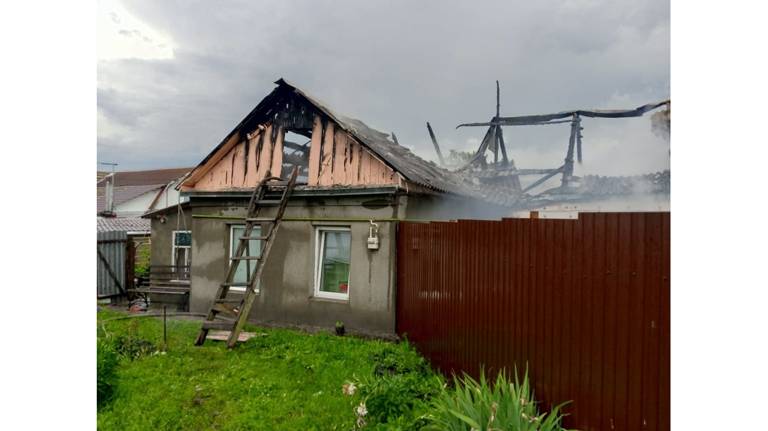 В брянском селе Толмачево сгорел жилой дом
