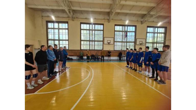 В Трубчевске провели волейбольный турнир в память о местных тренерах