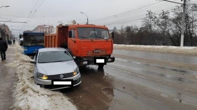 В Брянске в массовом ДТП на проспекте Ленина с автобусом и грузовиком пострадали две женщины