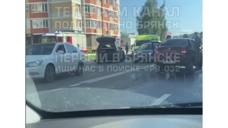 В Брянске на улице Горбатова легковушки попали в серьезное ДТП