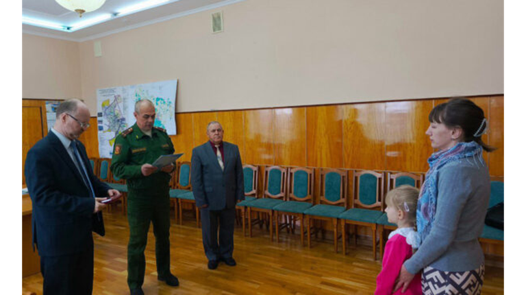 В Новозыбкове жене и дочери погибшего мобилизованного передали орден Мужества