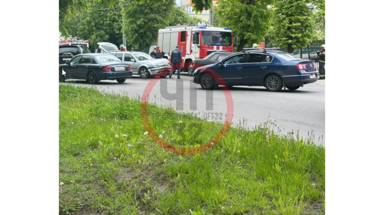 В Брянске возле БГУ в ДТП попали две легковушки