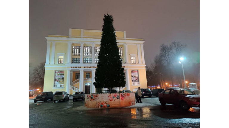 В Брянске у Дворца железнодорожников установили 12-метровую елку