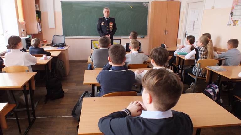 В Брянске «Ветеранский десант» городского УМВД провели уроки мужества в школе №5