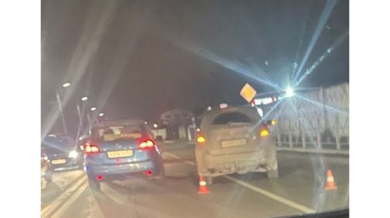 В Брянске на улице Речной столкнулись две легковушки
