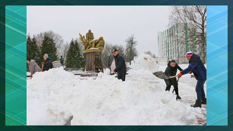 В Брянске депутаты облдумы очистили от снега памятник «Круговая оборона»