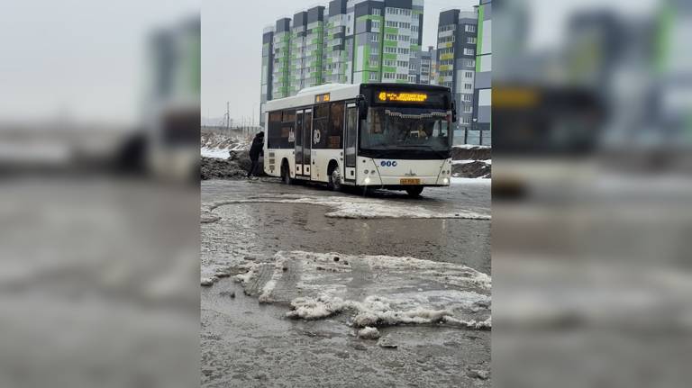 В микрорайоне «Деснаград» утонула остановка В микрорайоне «Деснаград» утонула остановка