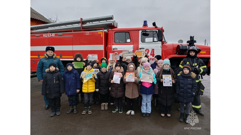 В Комаричах для учащихся школы №1 провели экскурсию по пожарно-спасательной части