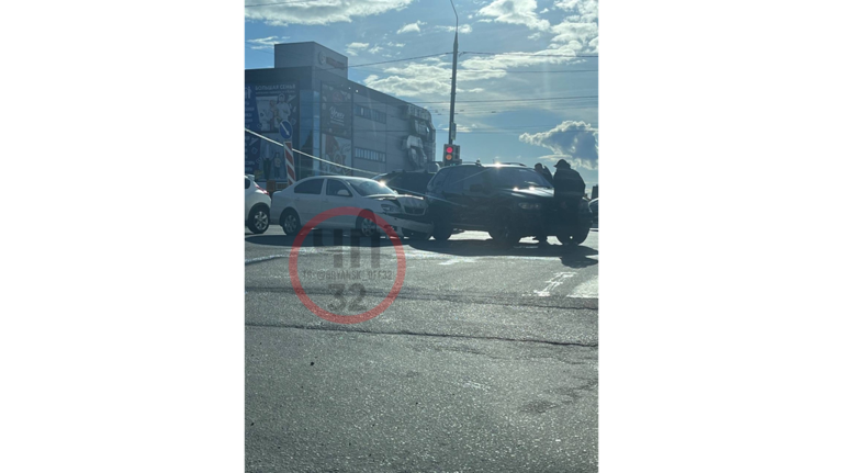 В Брянске на проспекте Станке Димитрова в ДТП попали две легковушки