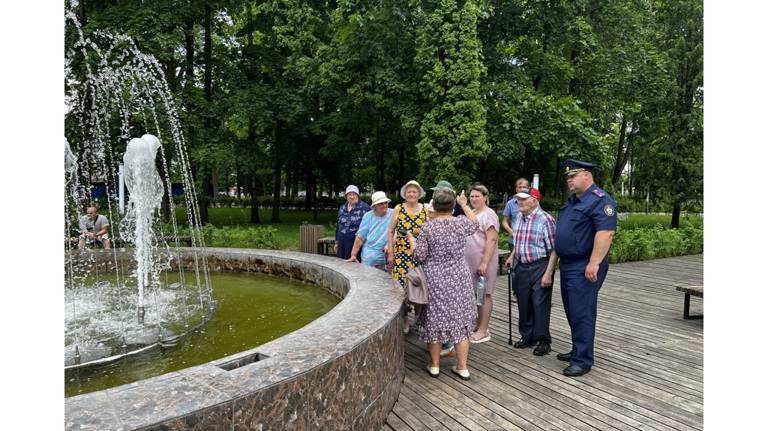 Следователи организовали для пожилых людей прогулку в парке Новозыбкова