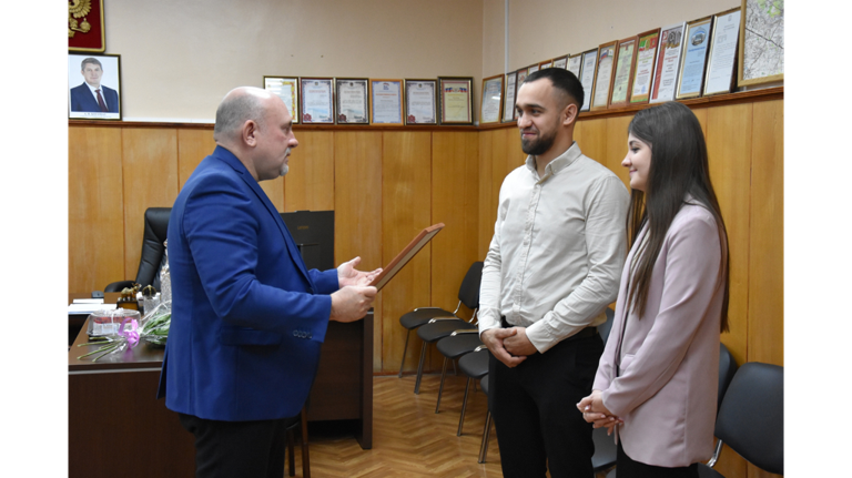 Многодетной семье Федуловых из Дятьково торжественно вручили жилищный сертификат Многодетной семье Федуловых из Дятьково торжественно вручили жилищный сертификат