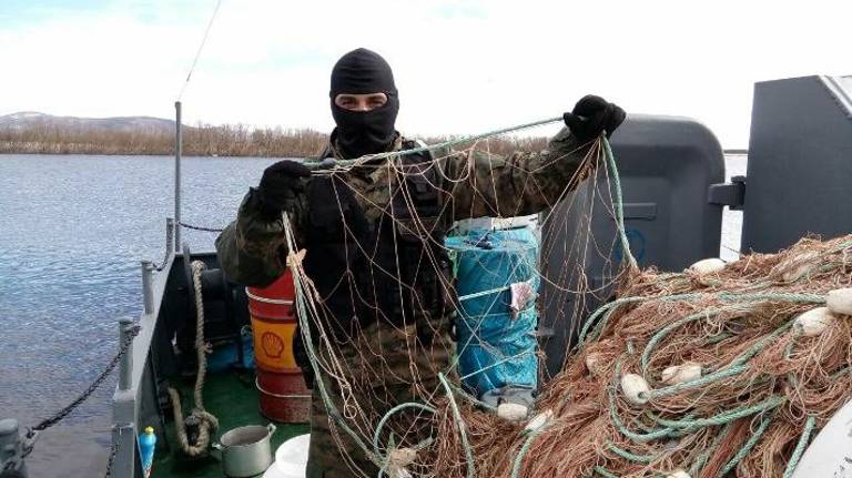 В брянском поселке Белые Берега поймали рыбаков-браконьеров