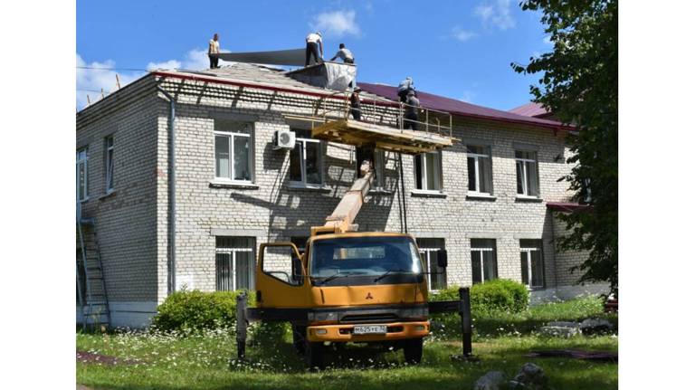 В Клетне капитально ремонтируют крышу районной поликлиники