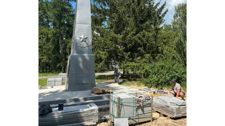 В брянском поселке Локоть благоустраивают памятник комсомольцам и подпольщикам