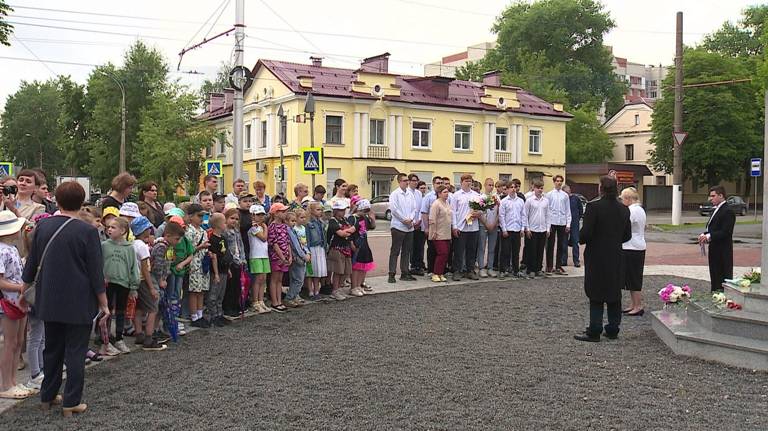 В Брянске к памятнику Александру Пушкину возложили цветы