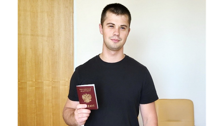 Брянцу Александру Денисенкову вернули найденный в мусоре паспорт
