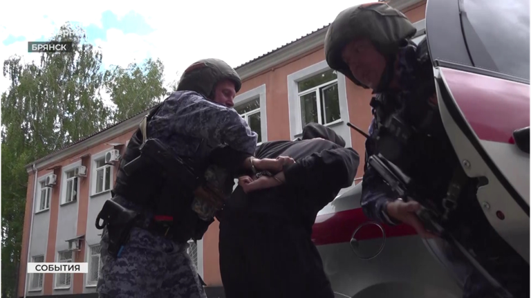 Брянские росгвардейцы задержали мужчину, который незаконно проник в дачный дом