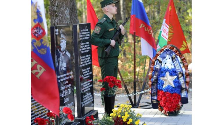 В Клинцовском районе увековечили память погибшего в ходе СВО Дениса Буянова