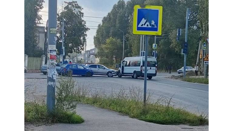 В Брянске на улице Мира маршрутка попала в массовое ДТП