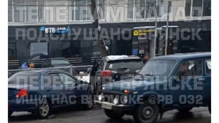 В Брянске на Красноармейской возле ТЦ «Мельница» разбились две легковушки