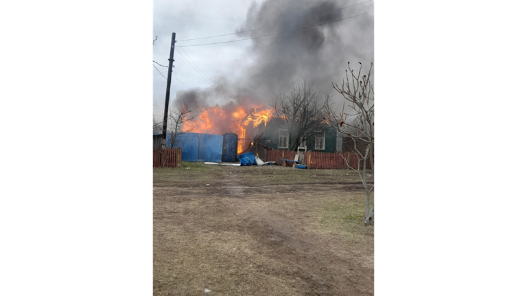 Дыры в крышах: появились фото повреждённых обстрелом домов в Климовском районе