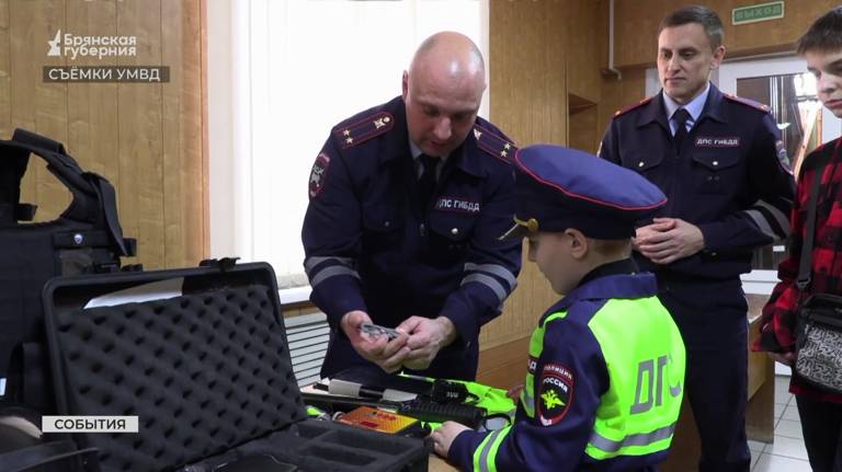 Брянские полицейские исполнили мечту 7-летнего Миши (ВИДЕО)