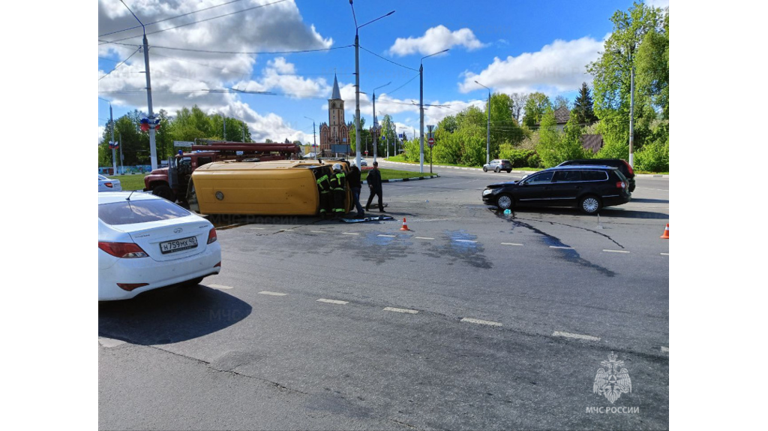В Брянске произошло ДТП в районе памятника Болгарским патриотам В Брянске произошло ДТП в районе памятника Болгарским патриотам