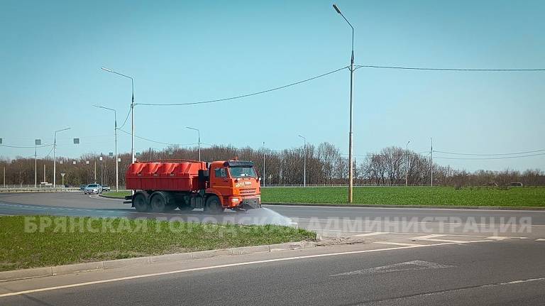 В Брянске к лету 13 грузовиков переоборудуют в поливальные машины