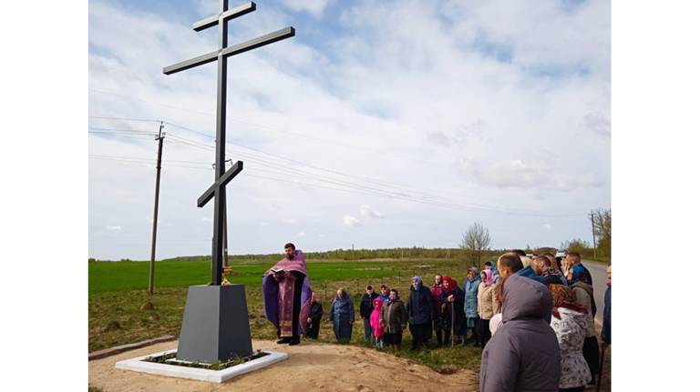 В брянском селе Лопазна освятили поклонный крест