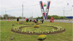 В Брянске около ста чиновников мэрии вышли на уборку города