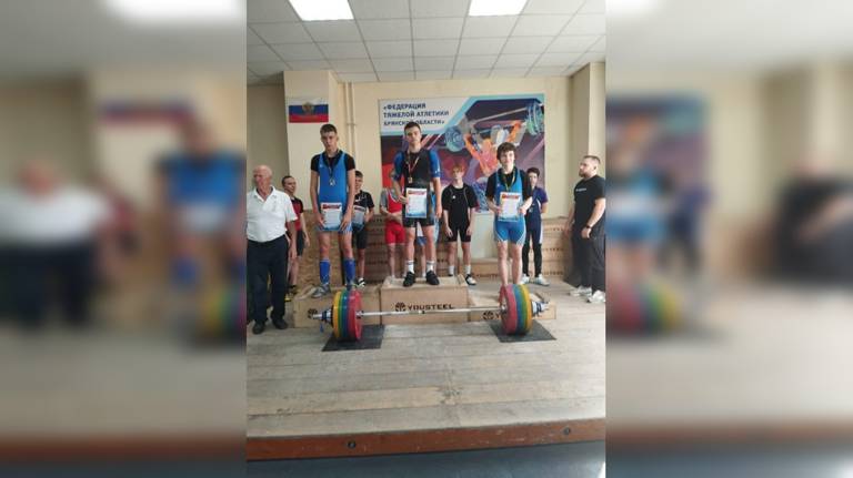В Брянске прошло первенство города по тяжелой атлетике среди юниоров и юниорок