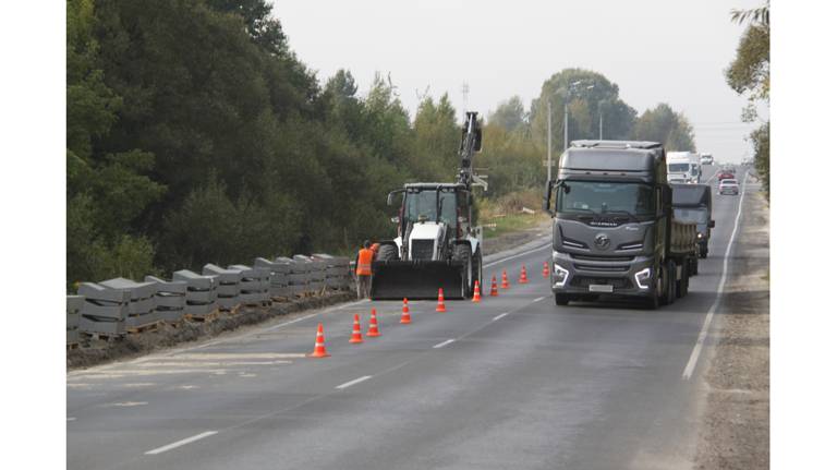 Под Брянском на участке калужской трассы ведутся работы по устройству водоотведения