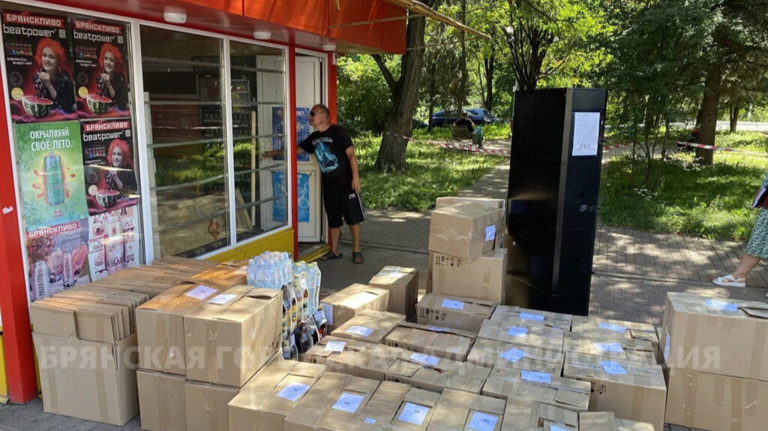 Фунфыриками и сигаретами торговали в киоске у ТЦ «Родина» в Брянске