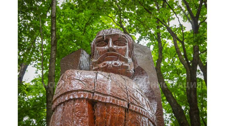 В парке Толстого в Брянске установят копию деревянной скульптуры Романа Брянского