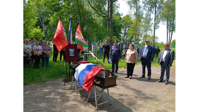 В Клинцовском районе простились с погибшим в зоне СВО Виктором Хрычевым
