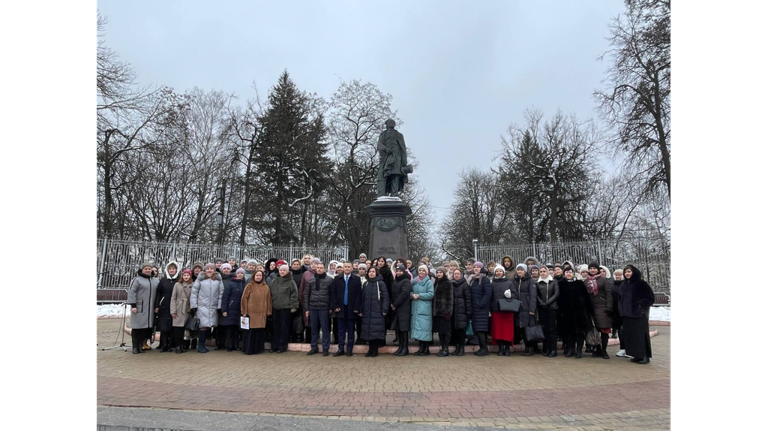 На Театральной площади в Брянске возложили цветы к памятнику Тютчева