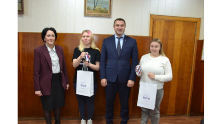 В Навле вручили ключи от квартир двум детям-сиротам