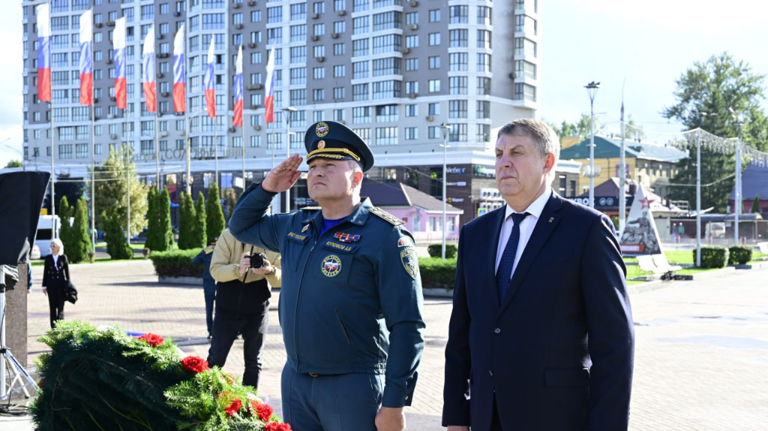 Глава МЧС РФ Куренков в Брянске возложил цветы к стеле «Город воинской славы»