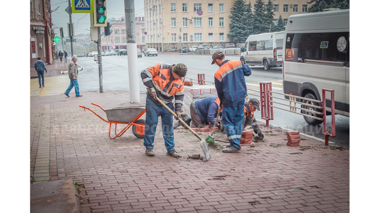 На площади Ленина в Брянске идет замена тротуарной плитки