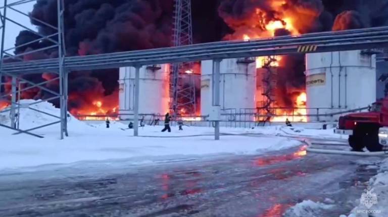 В Клинцах из-за крупного пожара на нефтебазе перекрыли дороги